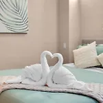 Stylish 2Br Apartment In The Heart Of The City With Gym